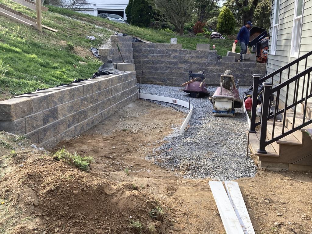 Retaining wall construction with gravel base
